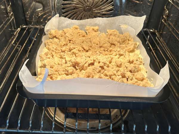 Erittäin pehmeä omenakakku ja rapea streusel-kuorrutus - Valmistelu askel 7