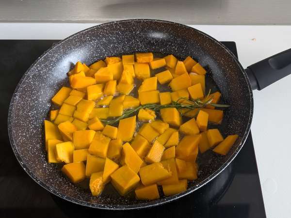 Uunipasta kurpitsalla, sienillä ja béchamelkastikkeella - Valmistelu askel 2