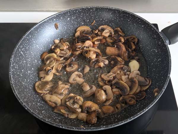 Uunipasta kurpitsalla, sienillä ja béchamelkastikkeella - Valmistelu askel 3