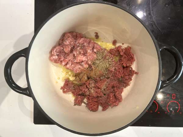 Lihalasagnekeitto ricotalla ja parmesaanilla - Valmistelu askel 2