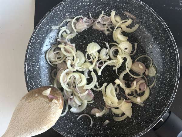 Grillattu juustoleipä, jossa on sieniä ja raastettua juustoa - Valmistelu askel 2
