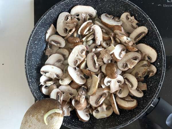 Grillattu juustoleipä, jossa on sieniä ja raastettua juustoa - Valmistelu askel 3