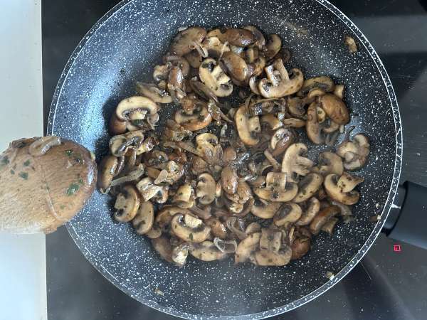 Grillattu juustoleipä, jossa on sieniä ja raastettua juustoa - Valmistelu askel 4
