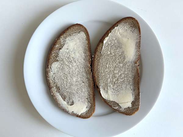 Grillattu juustoleipä, jossa on sieniä ja raastettua juustoa - Valmistelu askel 5