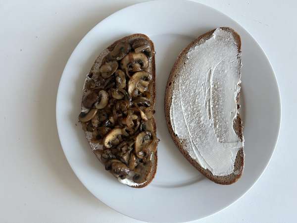 Grillattu juustoleipä, jossa on sieniä ja raastettua juustoa - Valmistelu askel 7