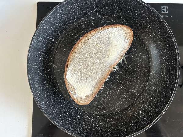 Grillattu juustoleipä, jossa on sieniä ja raastettua juustoa - Valmistelu askel 9
