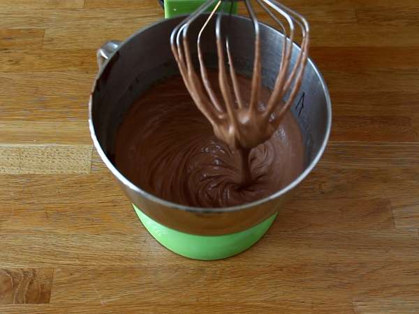 Halloween-bundt-kakku pirullisen herkullisella kuorrutuksella - Valmistelu askel 3