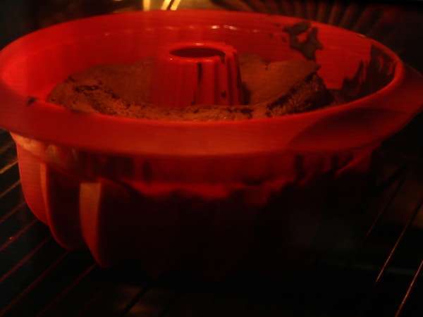 Halloween-bundt-kakku pirullisen herkullisella kuorrutuksella - Valmistelu askel 5