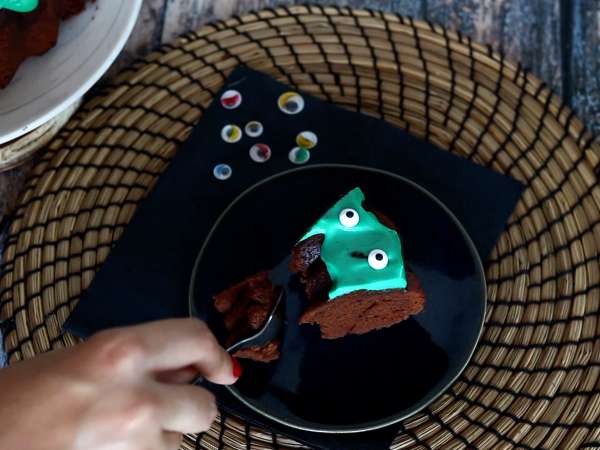 Halloween-bundt-kakku pirullisen herkullisella kuorrutuksella - Valmistelu askel 8