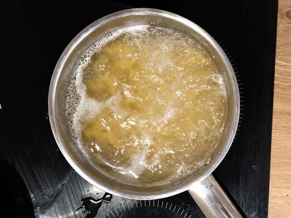 Kermainen pasta shimeji- ja ruskeista sienistä - Valmistelu askel 1
