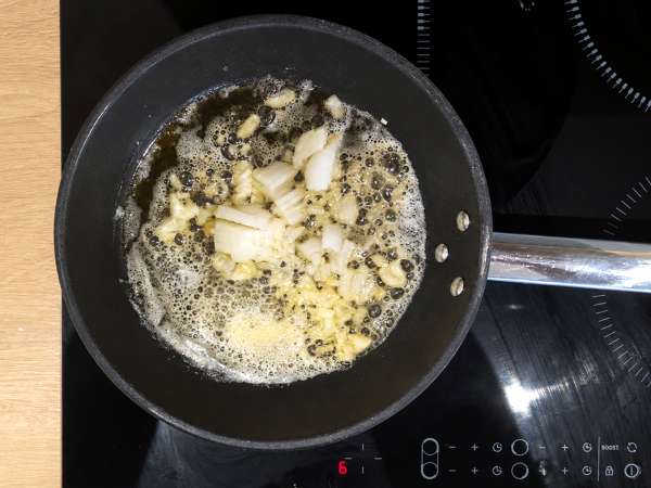 Kermainen pasta shimeji- ja ruskeista sienistä - Valmistelu askel 2