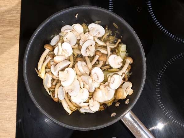 Kermainen pasta shimeji- ja ruskeista sienistä - Valmistelu askel 4
