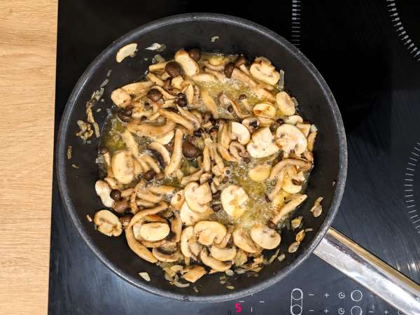 Kermainen pasta shimeji- ja ruskeista sienistä - Valmistelu askel 5