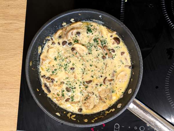 Kermainen pasta shimeji- ja ruskeista sienistä - Valmistelu askel 6