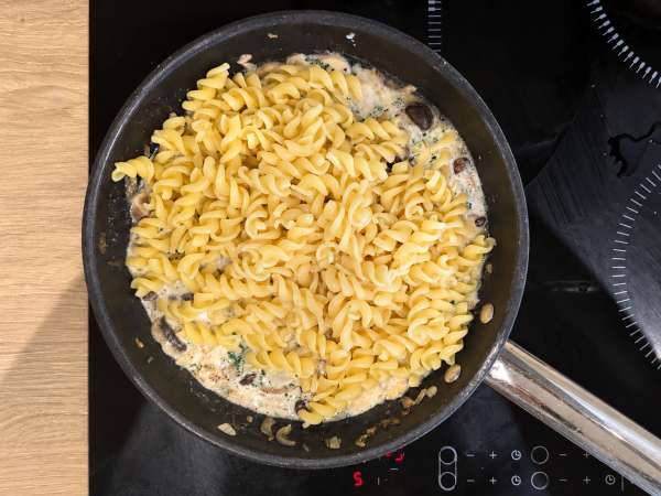 Kermainen pasta shimeji- ja ruskeista sienistä - Valmistelu askel 7