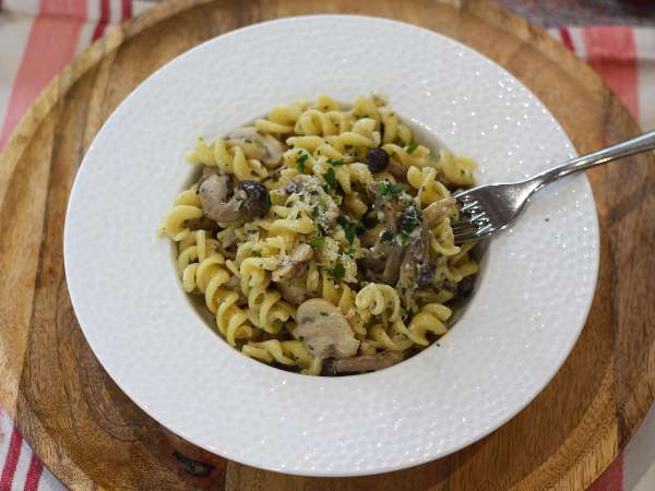 Kermainen pasta shimeji- ja ruskeista sienistä - Valmistelu askel 8