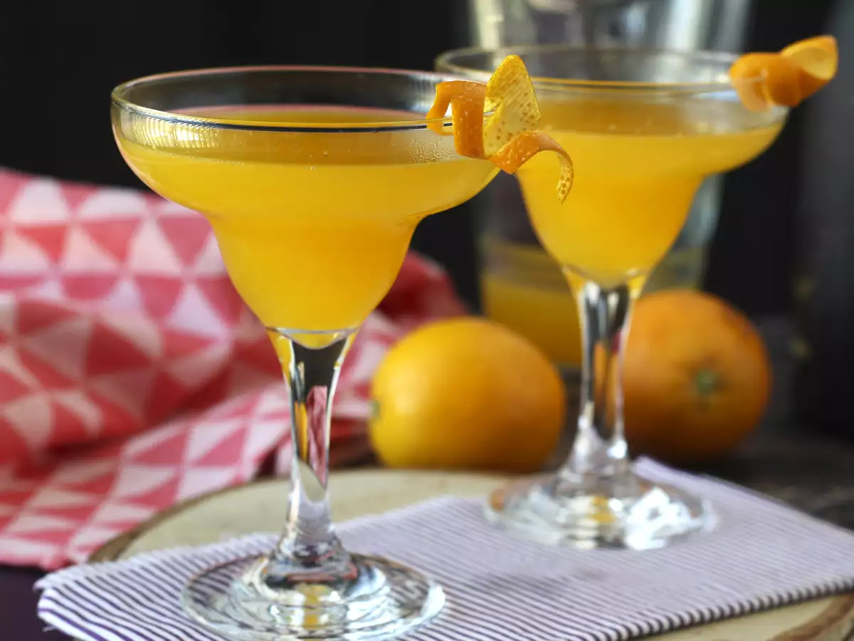 Agua de Valencia, cavaa ja appelsiinia sisältävä välimerellinen cocktail, jonka voit valmistaa kotona. - kuva 2