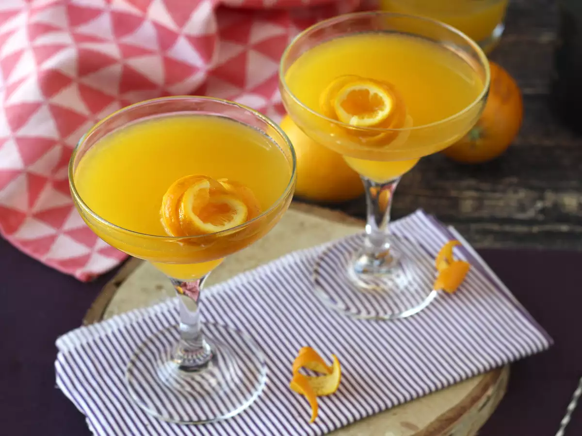 Agua de Valencia, cavaa ja appelsiinia sisältävä välimerellinen cocktail, jonka voit valmistaa kotona. - kuva 4