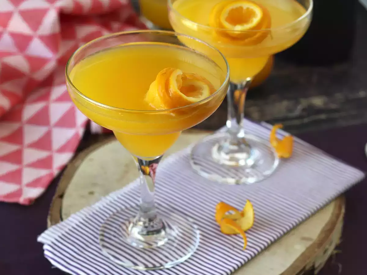 Agua de Valencia, cavaa ja appelsiinia sisältävä välimerellinen cocktail, jonka voit valmistaa kotona. - kuva 5
