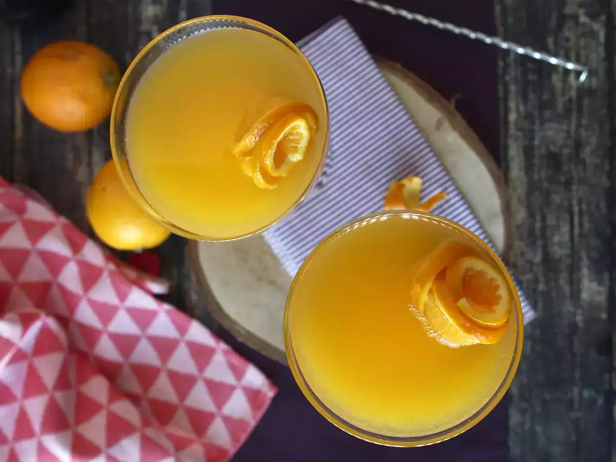 Agua de Valencia, cavaa ja appelsiinia sisältävä välimerellinen cocktail, jonka voit valmistaa kotona. - kuva 6