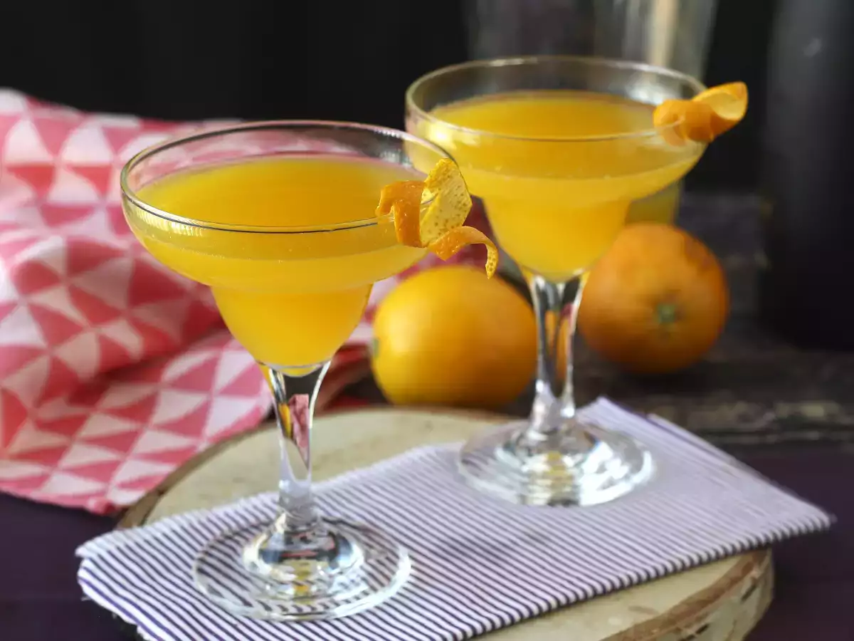 Agua de Valencia, cavaa ja appelsiinia sisältävä välimerellinen cocktail, jonka voit valmistaa kotona. - kuva 7