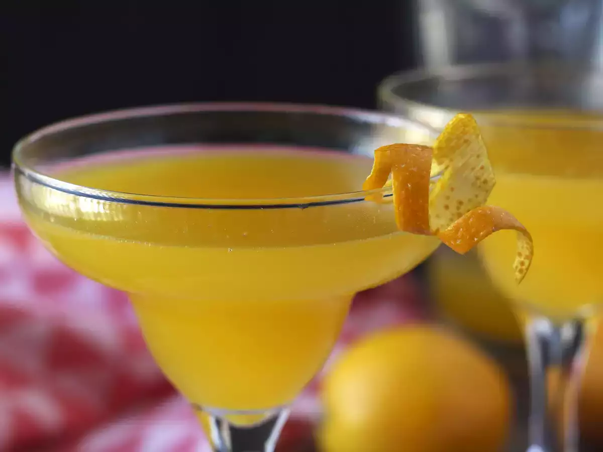 Agua de Valencia, cavaa ja appelsiinia sisältävä välimerellinen cocktail, jonka voit valmistaa kotona. - kuva 8