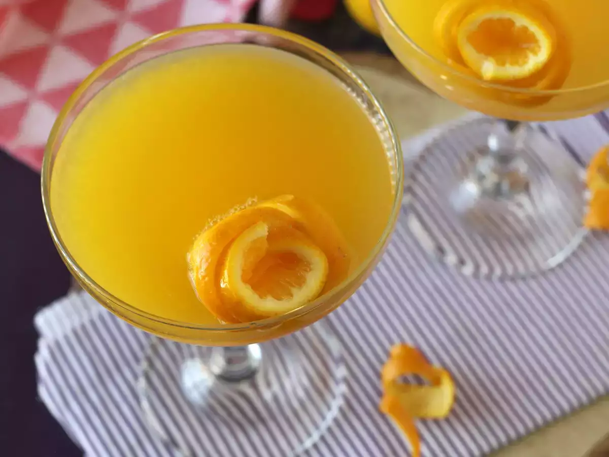 Agua de Valencia, cavaa ja appelsiinia sisältävä välimerellinen cocktail, jonka voit valmistaa kotona. - kuva 9