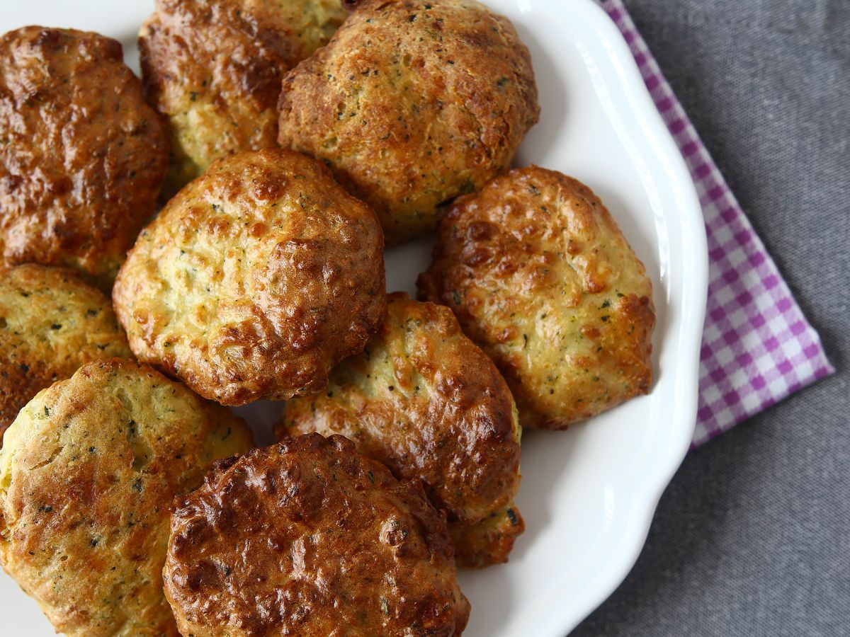 Air Fryer-kesäkurpitsapihvit jogurtti- ja fetakastikkeella