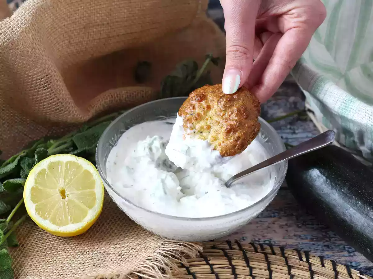 Air Fryer-kesäkurpitsapihvit jogurtti- ja fetakastikkeella - kuva 3