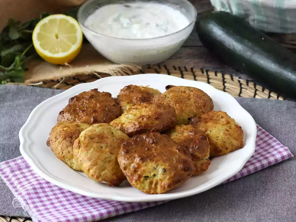 Air Fryer-kesäkurpitsapihvit jogurtti- ja fetakastikkeella - kuva 4