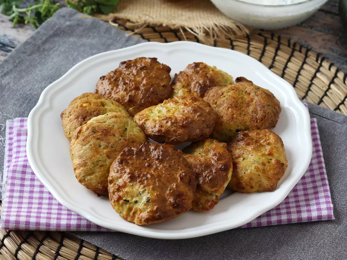 Airfryer-kesäkurpitsapihvit jogurtti-fetakastikkeella - kuva 2