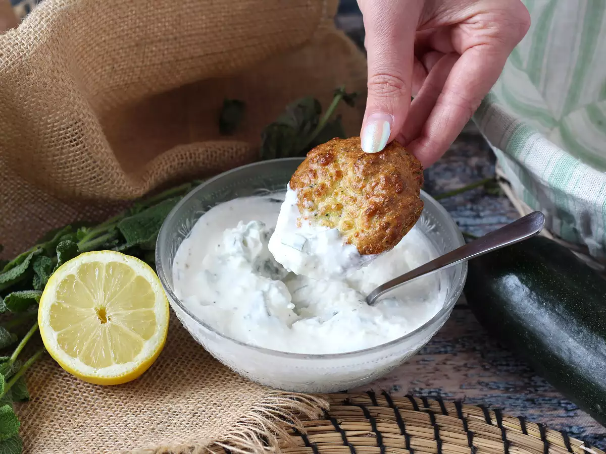 Airfryer-kesäkurpitsapihvit jogurtti-fetakastikkeella - kuva 3