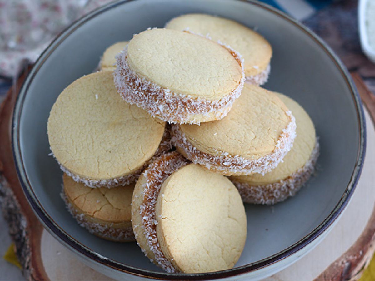 Alfajores - Argentiinalaisia pikkuleipiä maitohillon ja kookoksen kera - kuva 5