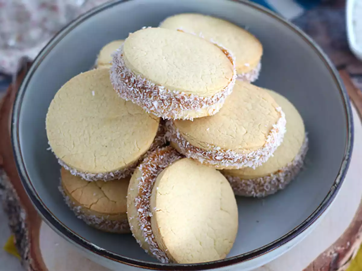 Alfajores - Argentiinalaisia pikkuleipiä maitohillon ja kookoksen kera - kuva 5