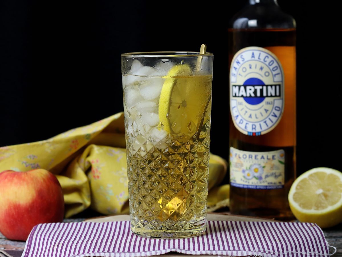 Alkoholiton Martini Spritz, makea ja kukkainen cocktail aperitiiviksi.