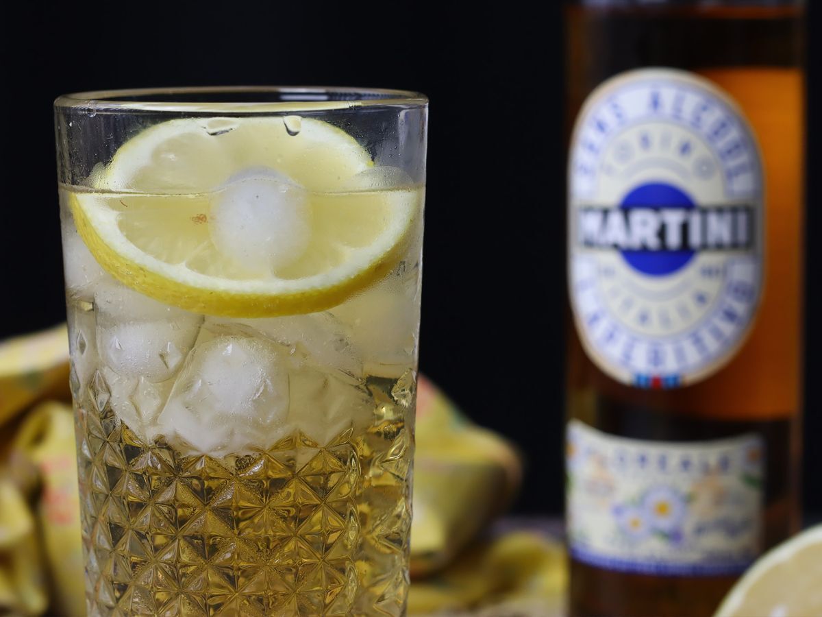 Alkoholiton Martini Spritz, makea ja kukkainen cocktail aperitiiviksi. - kuva 2