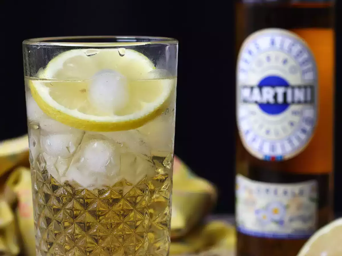 Alkoholiton Martini Spritz, makea ja kukkainen cocktail aperitiiviksi. - kuva 2
