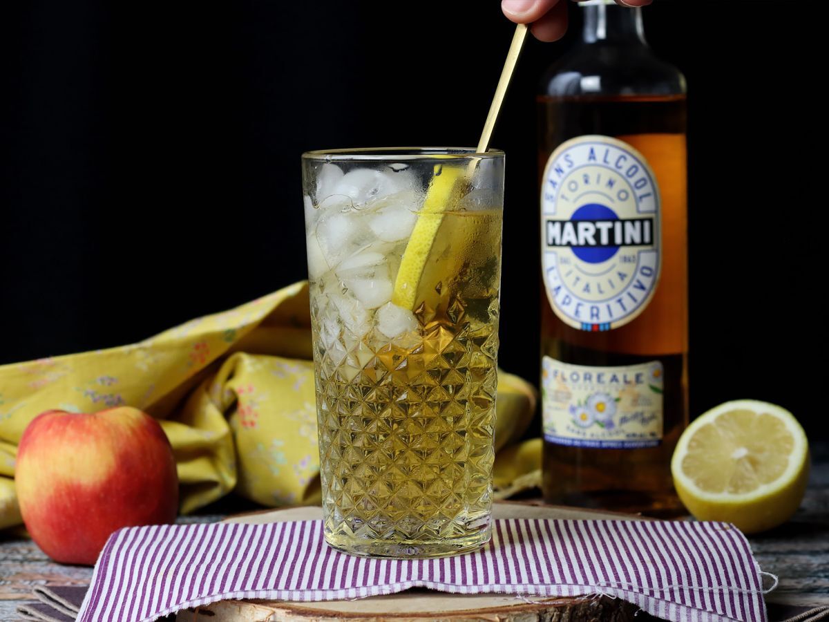 Alkoholiton Martini Spritz, makea ja kukkainen cocktail aperitiiviksi. - kuva 3