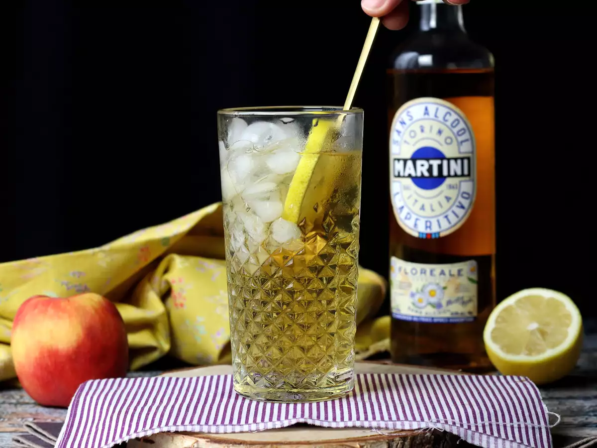Alkoholiton Martini Spritz, makea ja kukkainen cocktail aperitiiviksi. - kuva 3