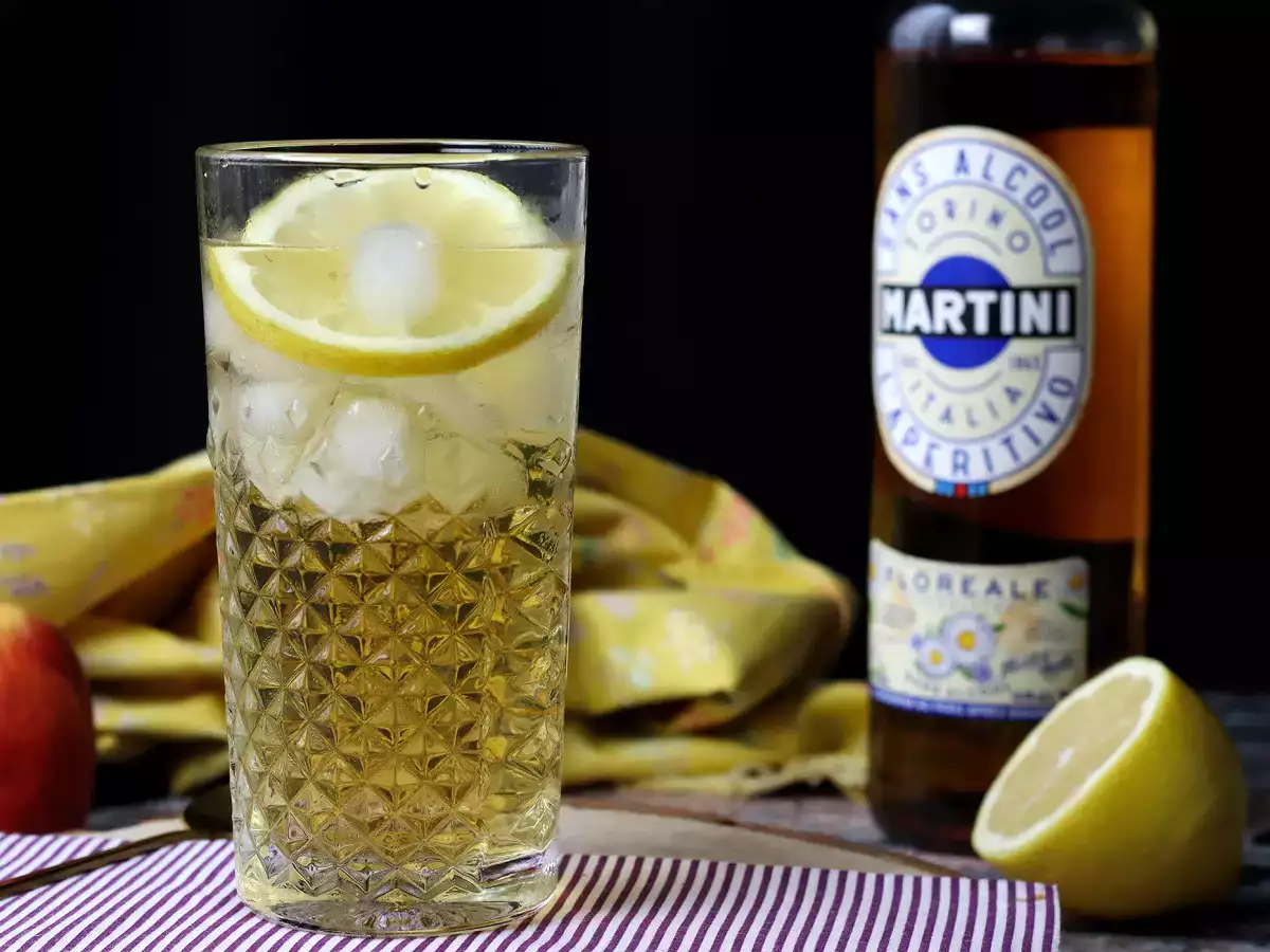 Alkoholiton Martini Spritz, makea ja kukkainen cocktail aperitiiviksi. - kuva 4