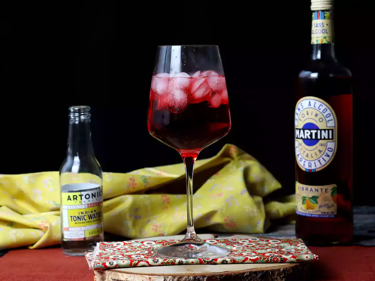 Alkoholiton Martini Tonic, raikas ja hedelmäinen cocktail!
