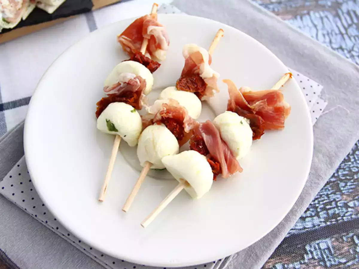 Alkupalavartaat mozzarellasta, ilmakuivatusta kinkusta ja aurinkokuivatuista tomaateista