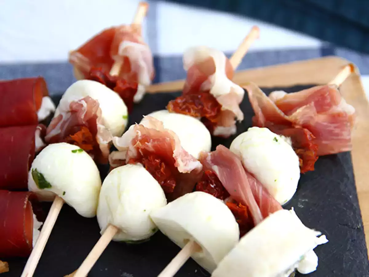 Alkupalavartaat mozzarellasta, ilmakuivatusta kinkusta ja aurinkokuivatuista tomaateista - kuva 2