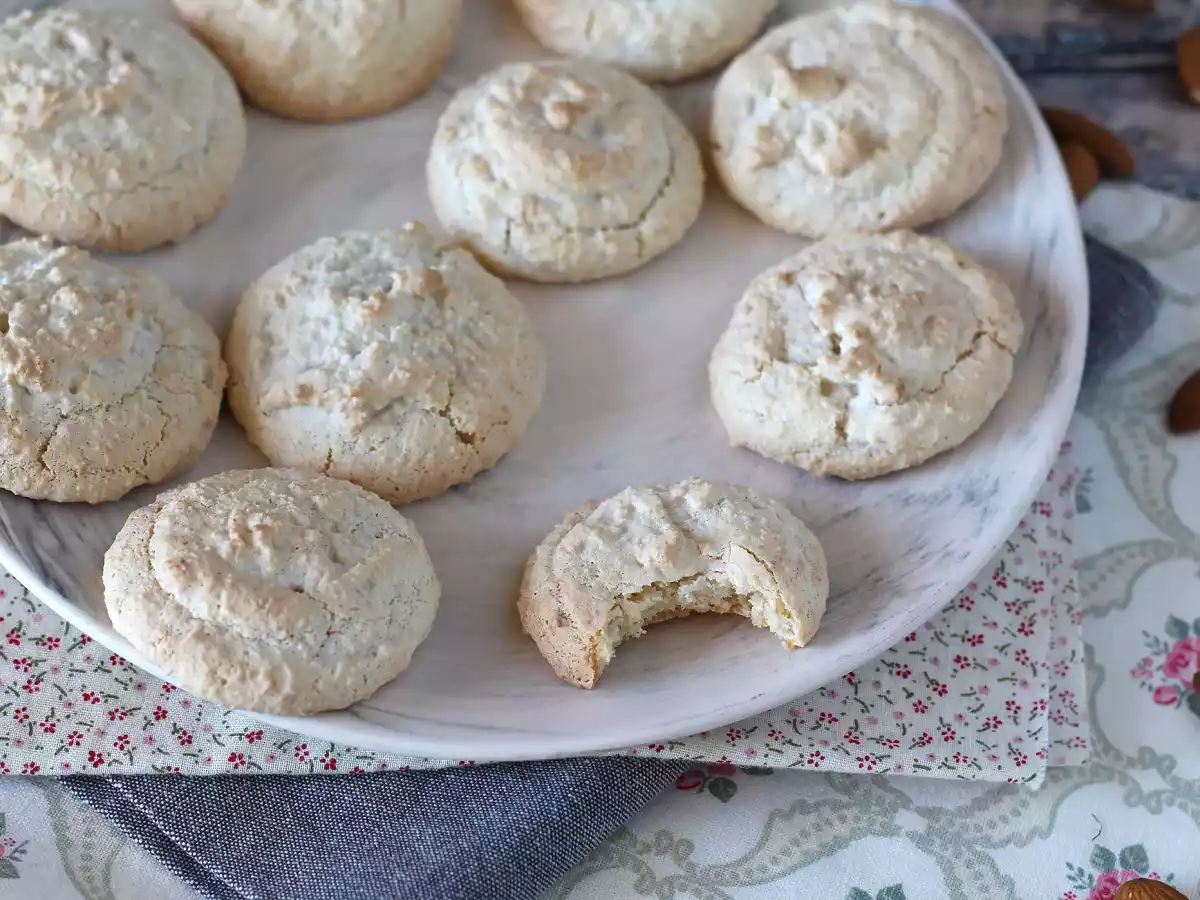 Amaretti, italialaiset manteliherkut, jotka sopivat täydellisesti kahvin kanssa!