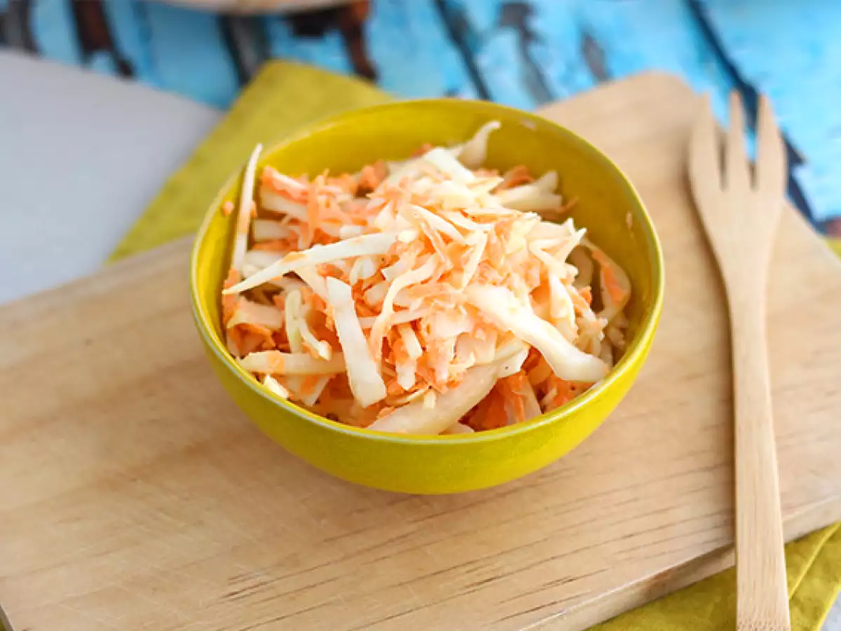 Amerikkalainen coleslaw (kaali-porkkanasalaatti)