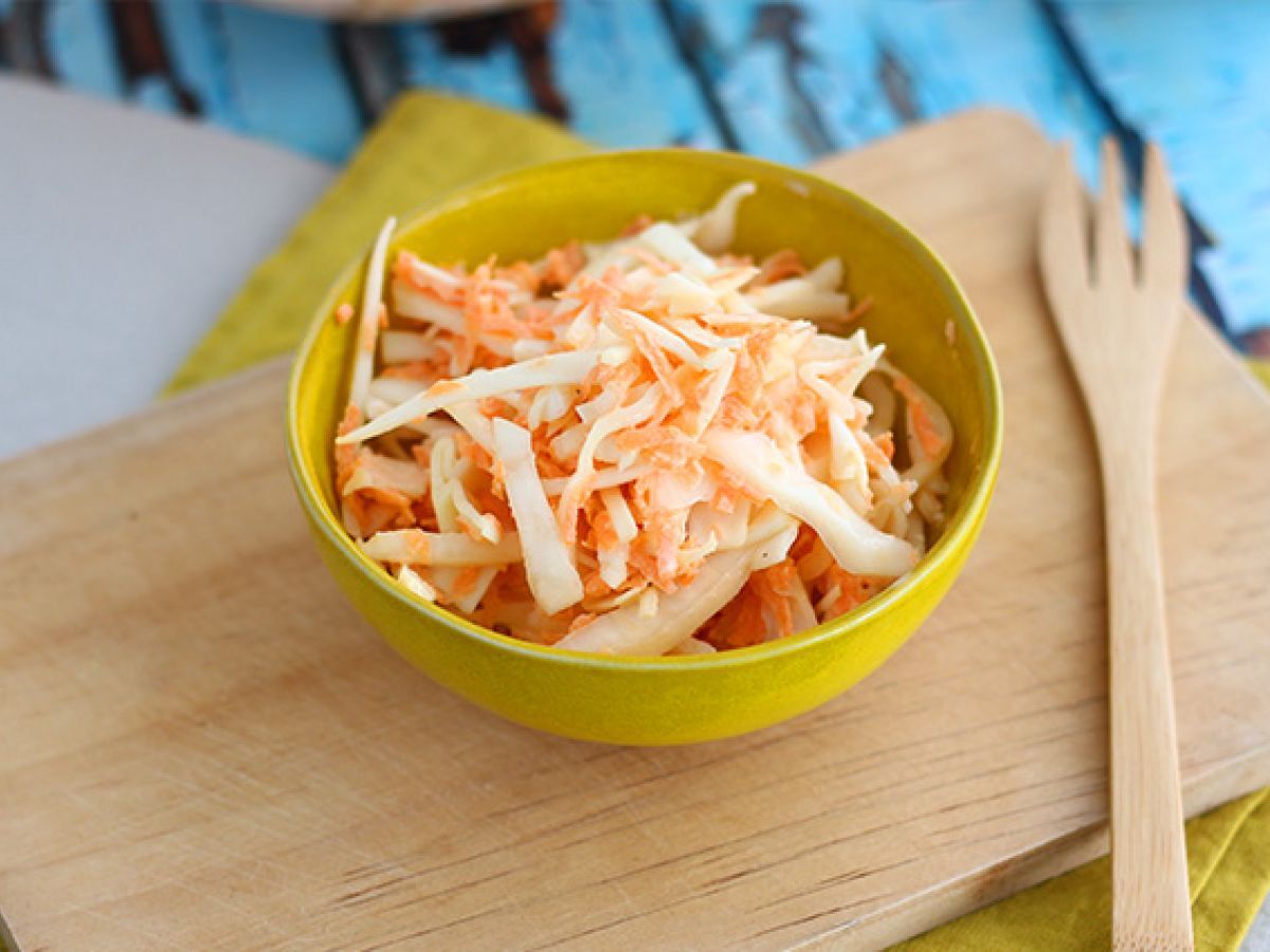 Amerikkalaistyylinen coleslaw (kaali- ja porkkanasalaatti)