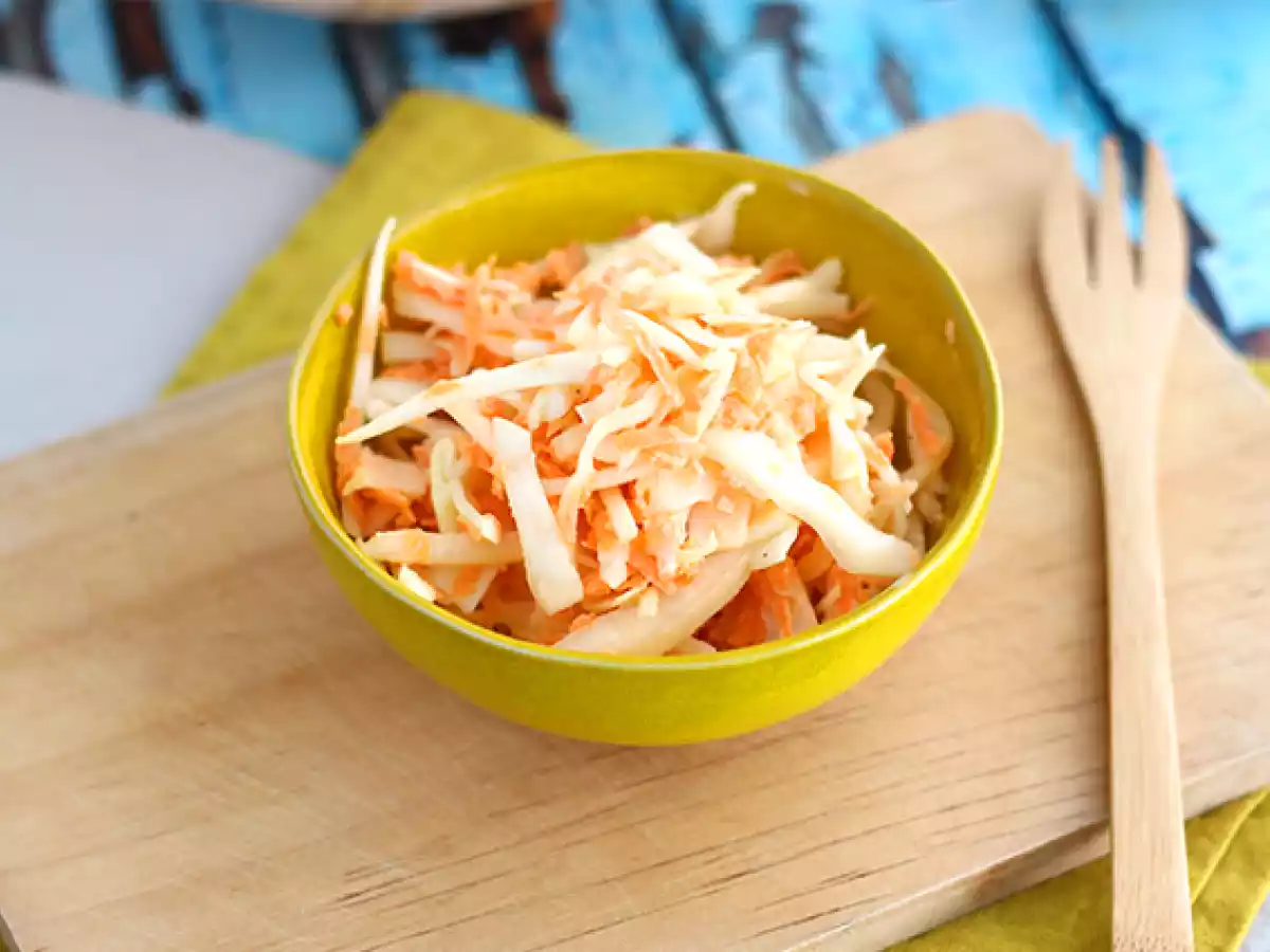 Amerikkalaistyylinen coleslaw (kaali- ja porkkanasalaatti)