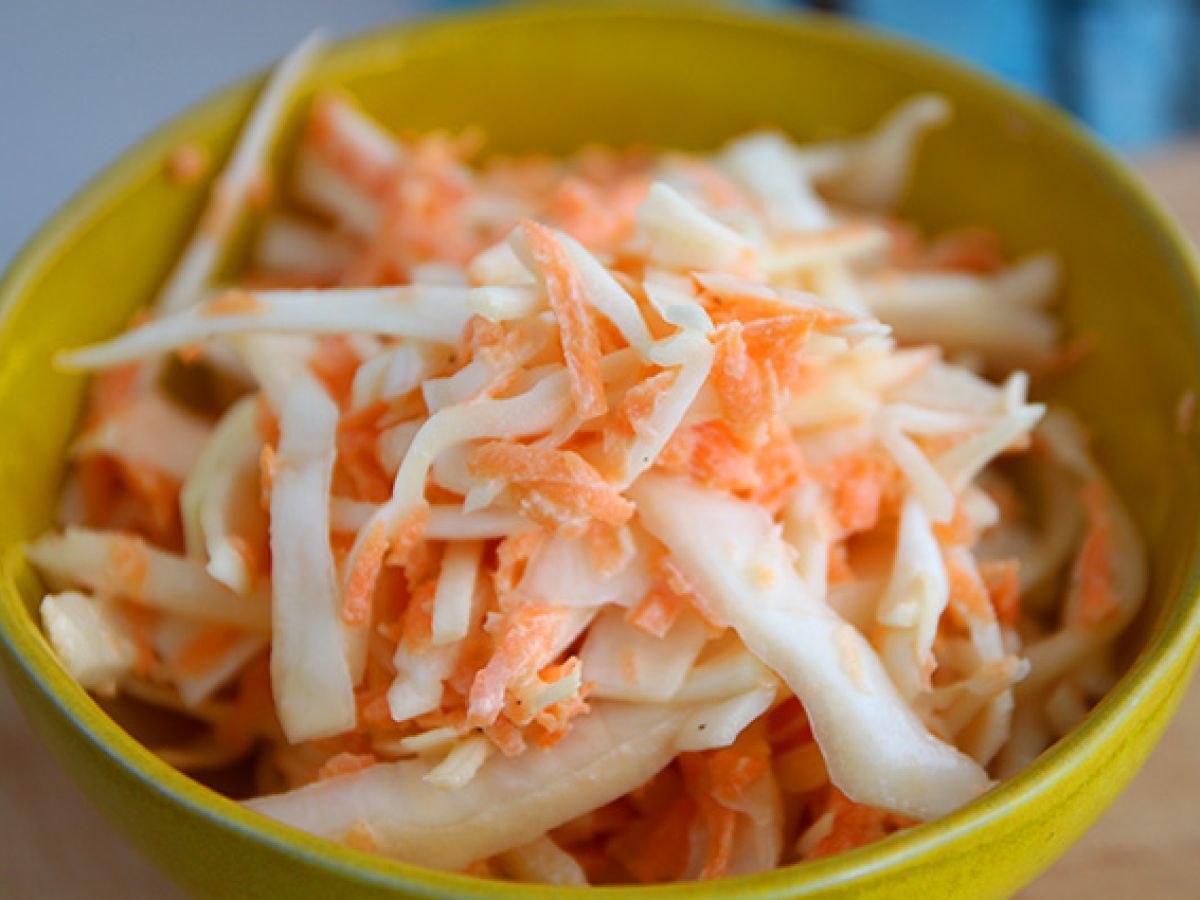 Amerikkalaistyylinen coleslaw (kaali- ja porkkanasalaatti) - kuva 3