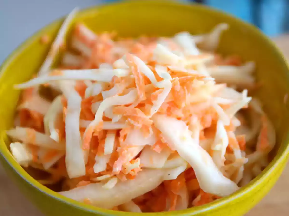 Amerikkalaistyylinen coleslaw (kaali- ja porkkanasalaatti) - kuva 3