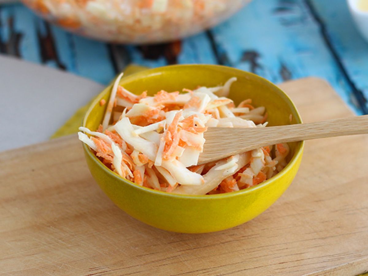 Amerikkalaistyylinen coleslaw (kaali- ja porkkanasalaatti) - kuva 4